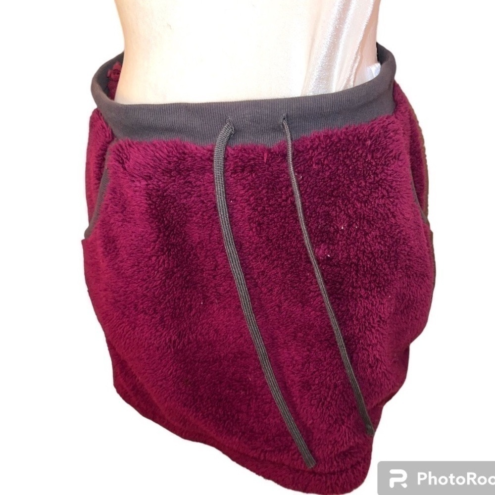 TWO pieces: Uniqlo Sherpa hooded vest and skirt, magenta, M and S - Picture 6 of 15